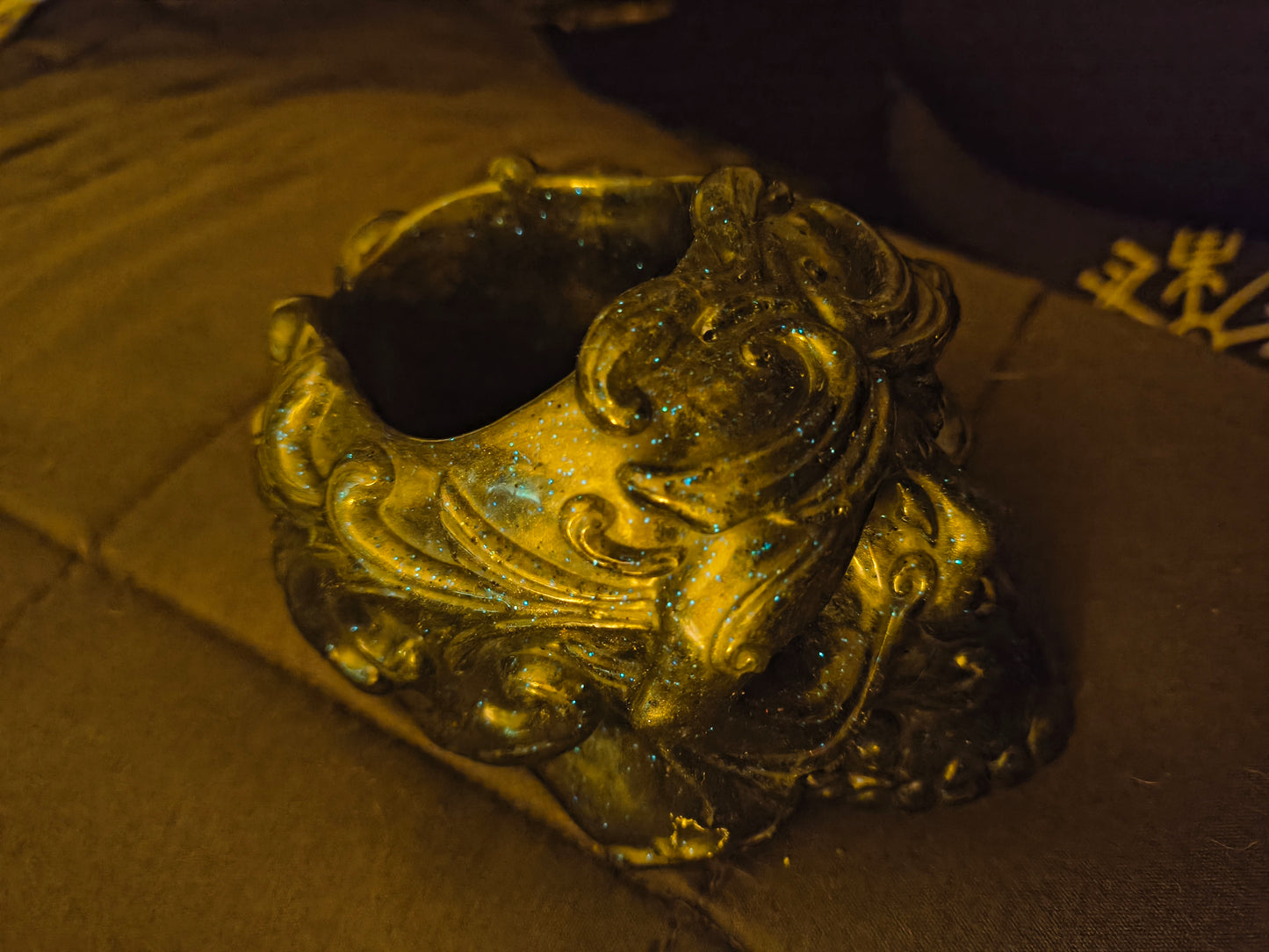 Resin skull holders